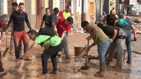"Parece que están esperando a que la gente se muera": crispación en Catarroja por la falta de ayudas "Parece que están esperando a que la gente se muera": crispación en Catarroja por la falta de ayudas