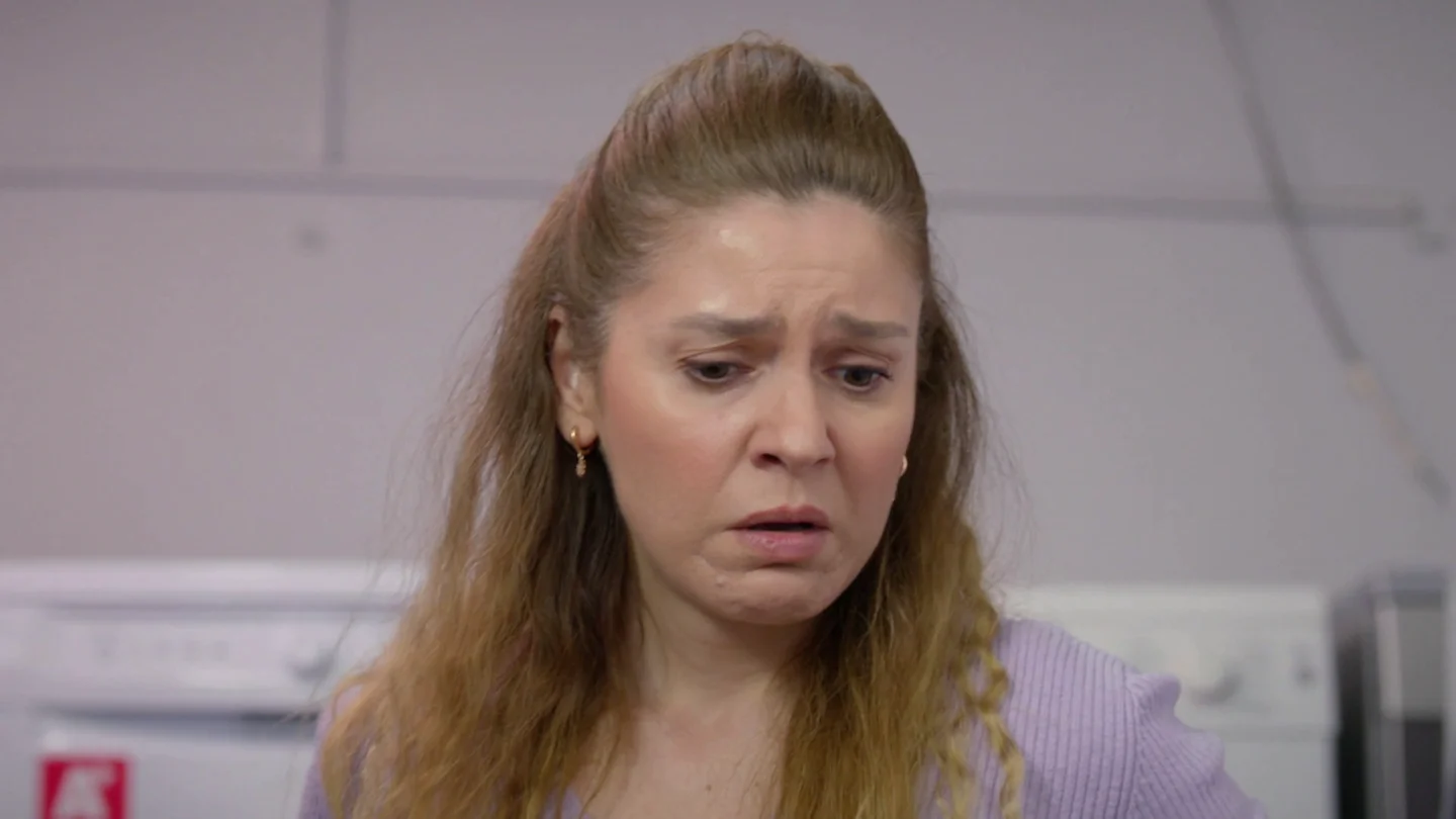 ¡Fatma vuelve a hacer de las suyas! Un mensaje falso rompe en pedazos el corazón de Ayten ¡Fatma vuelve a hacer de las suyas! Un mensaje falso rompe en pedazos el corazón de Ayten