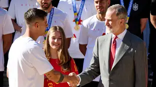 Morata saluda al rey Felipe VI tras ganar la EURO Morata saluda al rey Felipe VI tras ganar la EURO