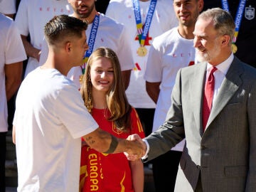 Morata saluda al rey Felipe VI tras ganar la EURO