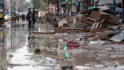 Policía Local trabaja para despejar una calle de Paterna Policía Local trabaja para despejar una calle de Paterna