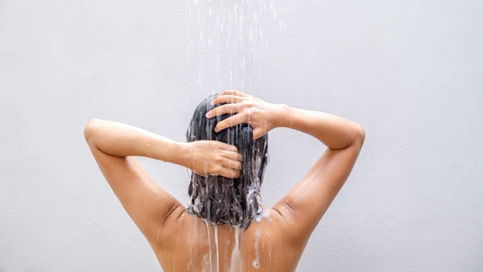 Mujer lavándose el pelo Mujer lavándose el pelo
