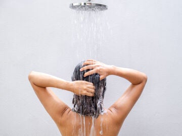 Mujer lavándose el pelo