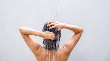 Mujer lavándose el pelo