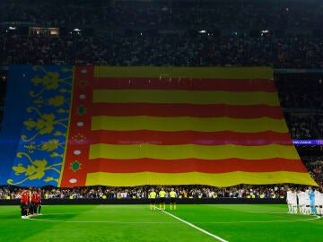 Homenaje en el Santiago Bernabéu a los fallecidos y afectados por la DANA en Valencia