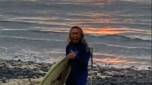 El surfista Kenji Nonoka en Haw&aacute;i