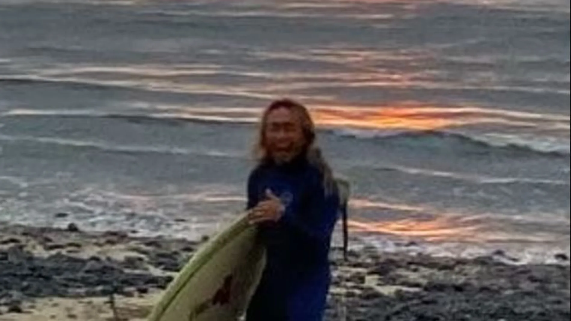 El surfista Kenji Nonoka en Hawái El surfista Kenji Nonoka en Hawái