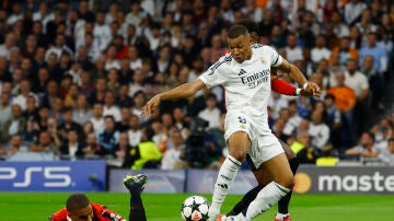 Kylian Mbappé controla un balón ante los jugadores del AC Milan