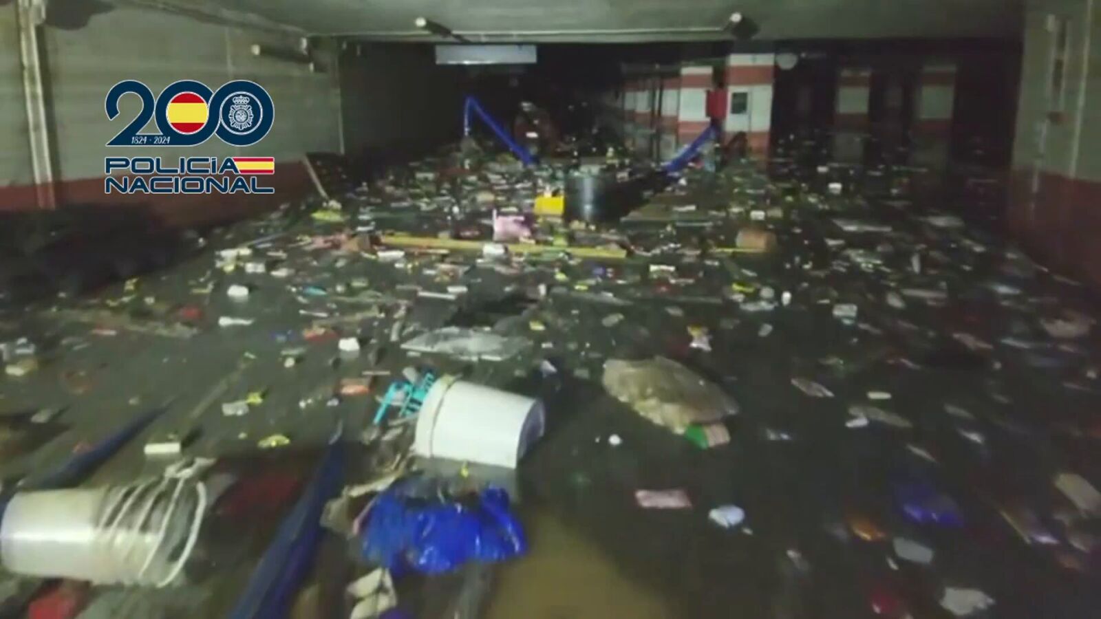 Primeras imágenes del interior del parking del centro comercial Bonaire donde esperaban encontrar decenas de muertos por la DANA
