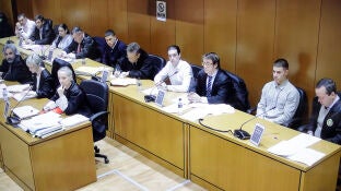 Los cinco acusados junto a sus abogados en la Audiencia Provincial de A Coru&ntilde;a para el juicio por el asesinato de Samuel Luiz 