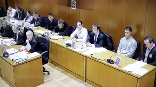 Los cinco acusados junto a sus abogados en la Audiencia Provincial de A Coruña para el juicio por el asesinato de Samuel Luiz Los cinco acusados junto a sus abogados en la Audiencia Provincial de A Coruña para el juicio por el asesinato de Samuel Luiz