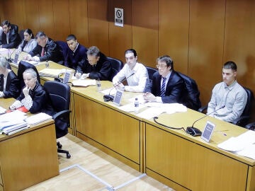 Los cinco acusados junto a sus abogados en la Audiencia Provincial de A Coruña para el juicio por el asesinato de Samuel Luiz 