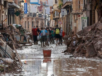 Una de las calles de Paiporta encharcadas por las lluvia