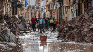 Una de las calles de Paiporta encharcadas por las lluvia