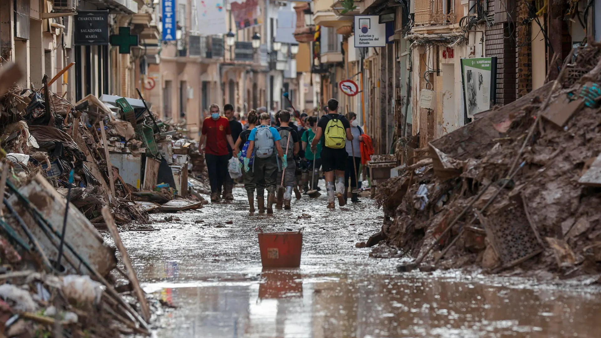 Una de las calles de Paiporta encharcadas por las lluvia
