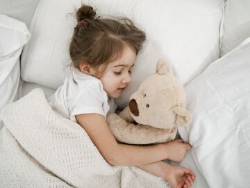 Niña durmiendo con coleta