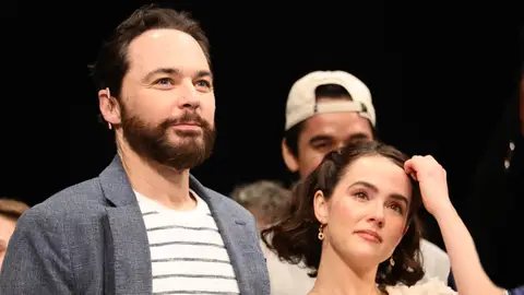 Jim Parsons y Zoey Deutch en el estreno de la obra de Broadway Our Town Jim Parsons y Zoey Deutch en el estreno de la obra de Broadway Our Town