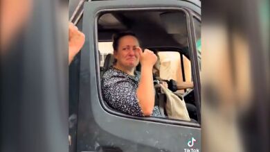 VÍDEO | El momento en el que trasladan a la mujer rescatada tras pasar 3 días atrapada por la DANA: 