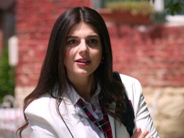 Cansu vuelve a cargar contra Aybike y desvela un secreto delante de su padre
