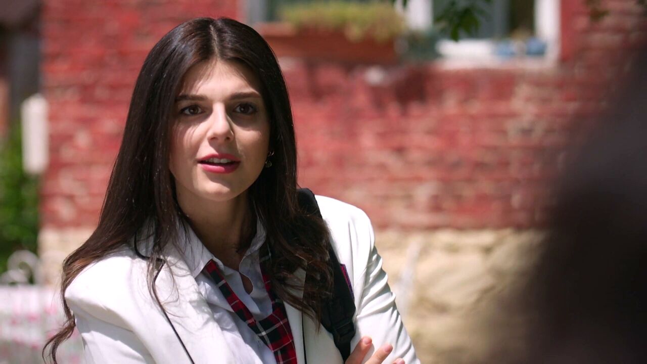 Cansu vuelve a cargar contra Aybike y desvela un secreto delante de su ...