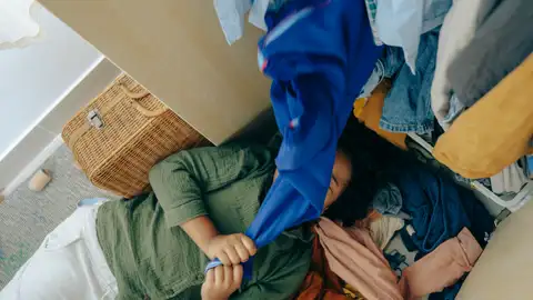 Mujer con ropa en el armario Mujer con ropa en el armario