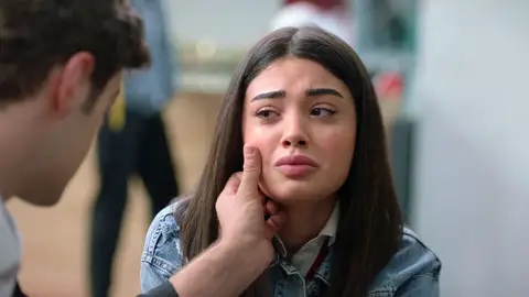 Ömer, el mayor apoyo de Süsen tras la muerte de Süreyya: "El dolor se irá desvaneciendo" Ömer, el mayor apoyo de Süsen tras la muerte de Süreyya: "El dolor se irá desvaneciendo"