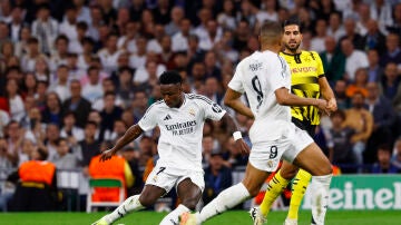 Vinícius dispara a portería en el partido ante el Borussia Dortmund