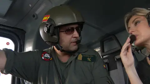 Sandra Golpe en un helicóptero junto a los agentes de la Guardia Civil Sandra Golpe en un helicóptero junto a los agentes de la Guardia Civil