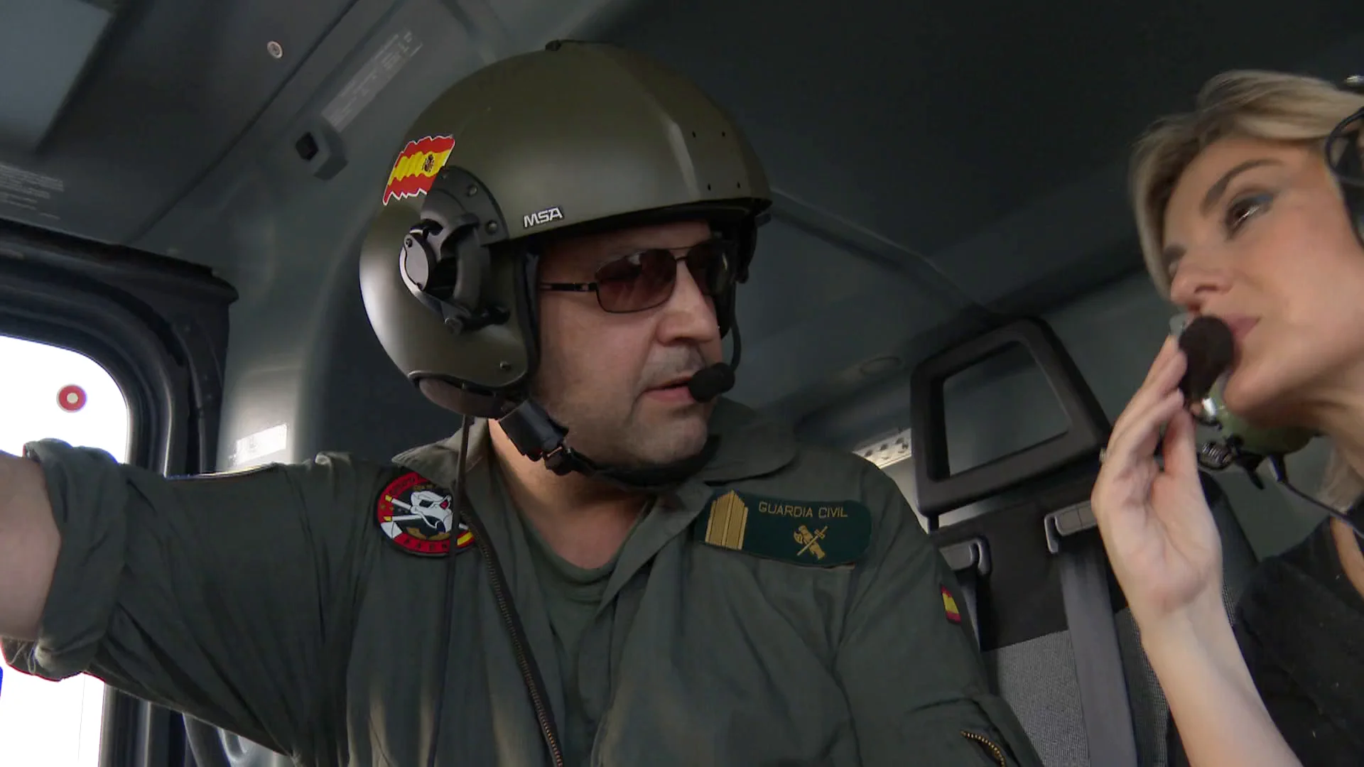 Sandra Golpe en un helic&oacute;ptero junto a los agentes de la Guardia Civil