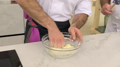 Mezcla los ingredientes hasta que desaparezca la harina Mezcla los ingredientes hasta que desaparezca la harina