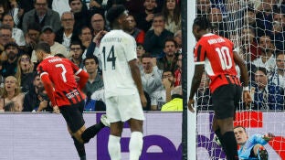 Aur&eacute;lien Tchouam&eacute;ni se lamenta tras el gol de &Aacute;lvaro Morata