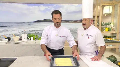 Estíralos (a mano) un poco más y hornéalos a 220 durante 10 minutos Estíralos (a mano) un poco más y hornéalos a 220 durante 10 minutos