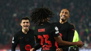Raphinha, Kound&eacute; y Pedri celebran un gol ante el Estrella Roja