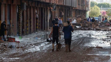 Una calle de Catarroja (Valencia) arrasada por el paso de la DANA