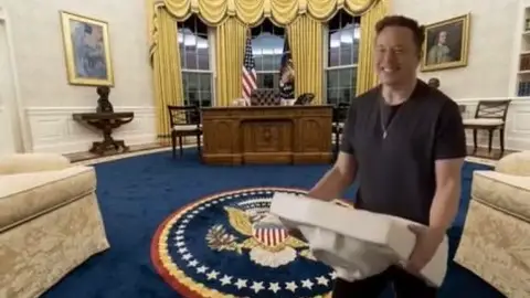 Elon Musk con un lavabo en el despacho oval Elon Musk con un lavabo en el despacho oval