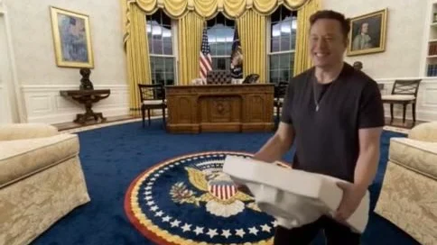 Elon Musk con un lavabo en el despacho oval Elon Musk con un lavabo en el despacho oval