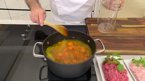 Vierte el caldo Vierte el caldo