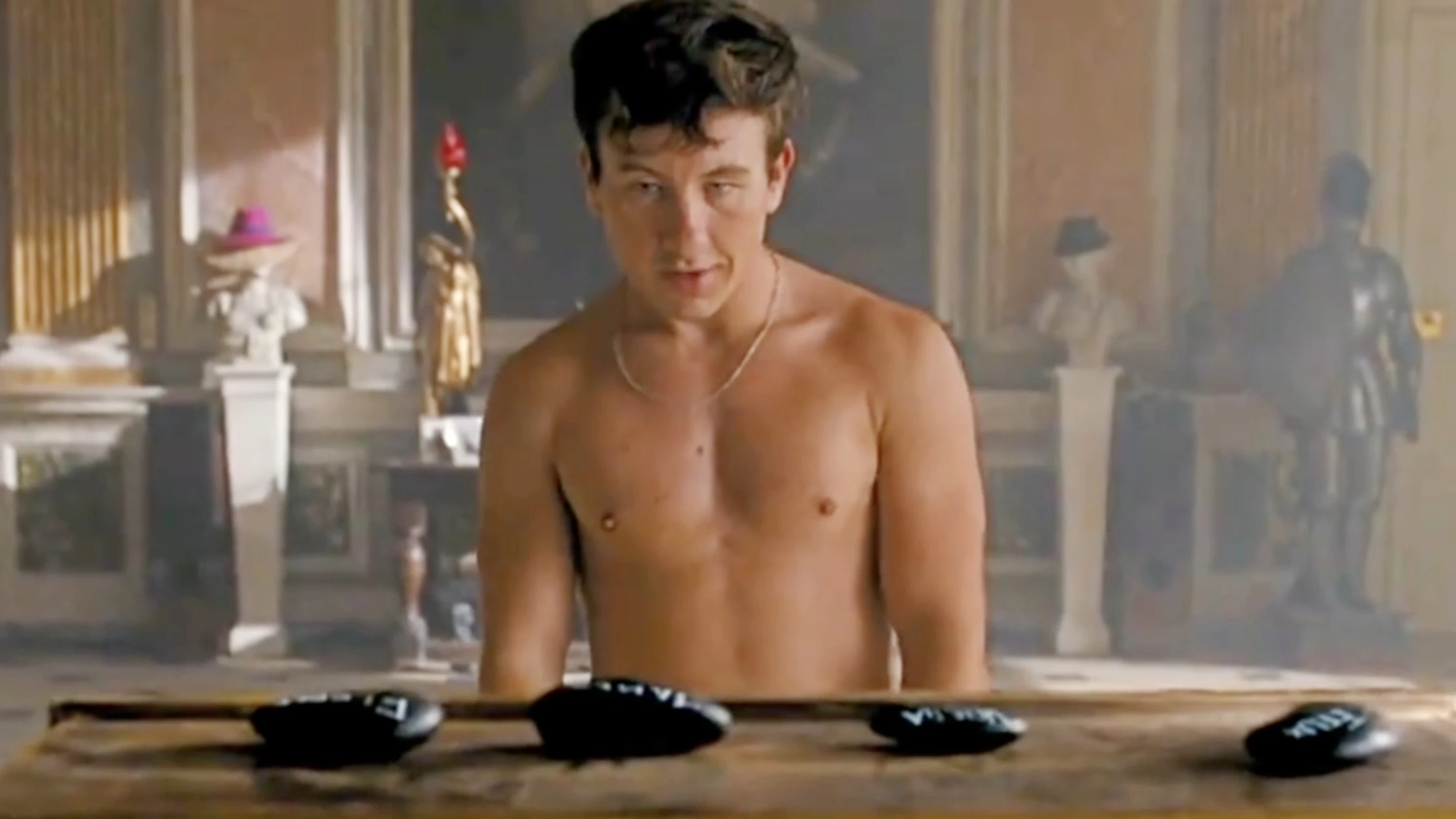 Barry Keoghan en la escena donde baila desnudo en Saltburn