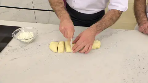 Córtalo en 8 porciones y forma 8 bolitas Córtalo en 8 porciones y forma 8 bolitas