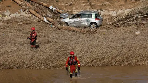 Miembros de la UME rastrean la Rambla del Poyo, a la altura de la localidad valenciana de Catarroja Miembros de la UME rastrean la Rambla del Poyo, a la altura de la localidad valenciana de Catarroja