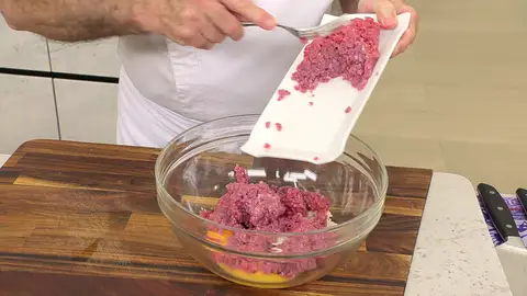 Coge pequeñas porciones de masa, redondéalas formando bolitas Coge pequeñas porciones de masa, redondéalas formando bolitas