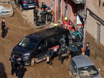 Una furgoneta funeraria en una de las calles afectadas por el paso de la DANA