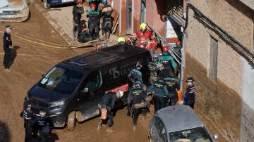 Una furgoneta funeraria en una de las calles afectadas por el paso de la DANA