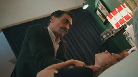 “¡Matará a Seyran!”: Kazim pierde el control tras la huida de Suna, ¿podrá Ferit llegar a tiempo para salvarla? “¡Matará a Seyran!”: Kazim pierde el control tras la huida de Suna, ¿podrá Ferit llegar a tiempo para salvarla?