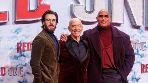 Chris Evans, J.K. Simmons y Dwayne Johnson en el estreno de Red One