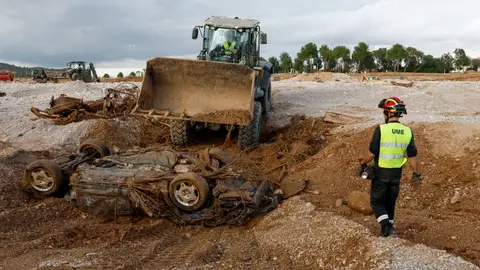Integrantes de la Unidad Militar de Emergencias (UME) desentierran vehículos en el barranco del Poyo Integrantes de la Unidad Militar de Emergencias (UME) desentierran vehículos en el barranco del Poyo