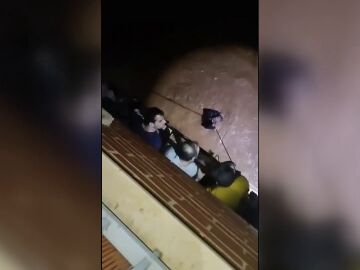 Varios vecinos rescatan a Luis en Albal (Valencia)