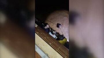 Varios vecinos rescatan a Luis en Albal (Valencia)