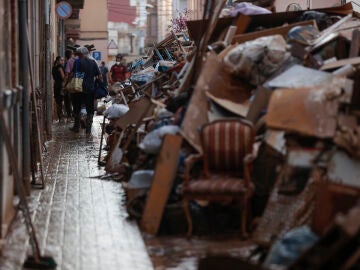 Voluntarios y vecinos trabajan para despejar una calle de Paiporta (Valencia)