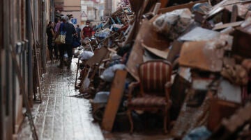 Voluntarios y vecinos trabajan para despejar una calle de Paiporta (Valencia)